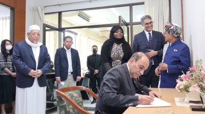 นาย Yousef Al-Dobeay ผู้ช่วยเลขาธิการฝ่ายการเมือง (Assistant Secretary-General for Political Affairs) ขององค์การความร่วมมืออิสลาม (Organisation of Islamic Cooperation:OIC) และคณะ เข้าพบคณะผู้บริหารจากสำนักจุฬาราชมนตรีและสำนักงานคณะกรรมการกลางอิสลามแห่งประ