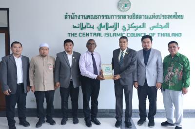 มอบโล่ห์ที่ระลึกให้แก่นาย อาลี ฮาชิม เลขานุการโท ประจำสถานเอกอัครราชทูตมัลดีฟส์ประจำประเทศไทย