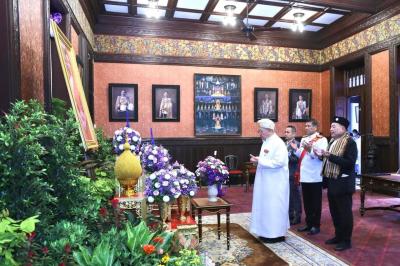 ท่านจุฬาราชมนตรี (นายอรุณ บุญชม) ลงนามถวายพระพรชัยมงคลสมเด็จพระนางเจ้าสุทิดา พัชรสุธาพิมลลักษณ พระบรมราชินี 