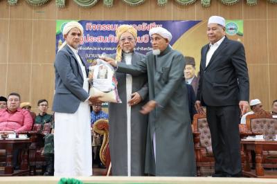 จุฬาราชมนตรี มอบถุงยังชีพช่วยเหลือผู้ประสบอุทกภัยในจังหวัดยะลา 